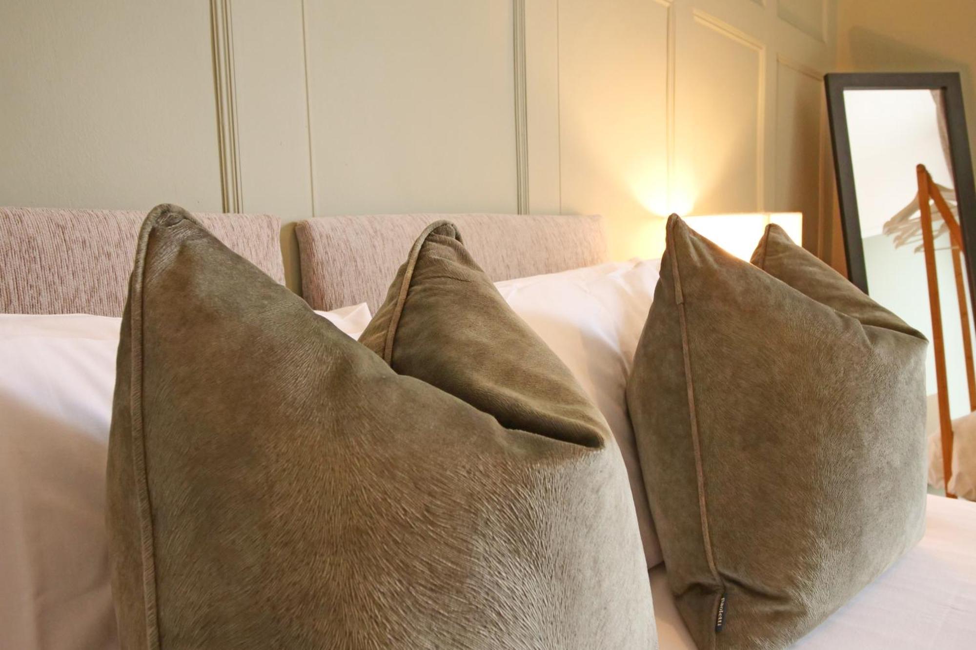 Fifth Quarter Apartment With Free Parking Йорк Екстериор снимка