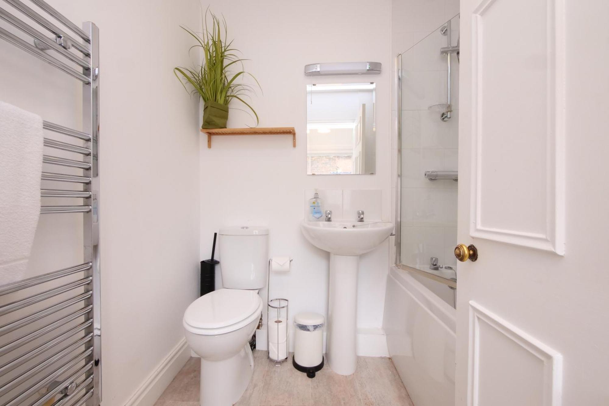 Fifth Quarter Apartment With Free Parking Йорк Екстериор снимка
